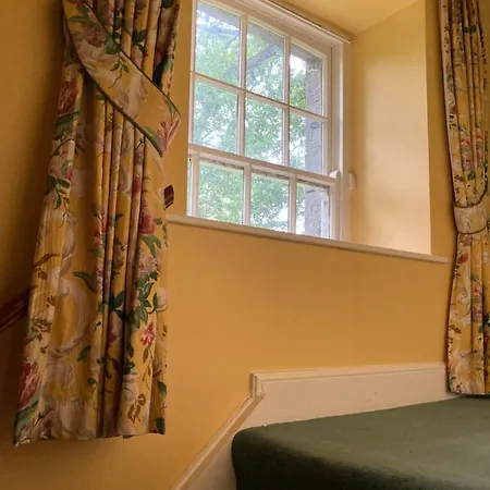 Elegant Two-bed In Courtyard Setting Apartment *