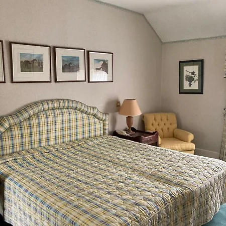 Apartment Elegant Two-bed In Courtyard Setting *